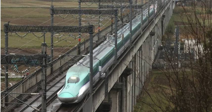 日本JR名古屋車站一名員工遭新幹線擦撞受傷，導致臉部爆血。（示意圖／達志／美聯社）